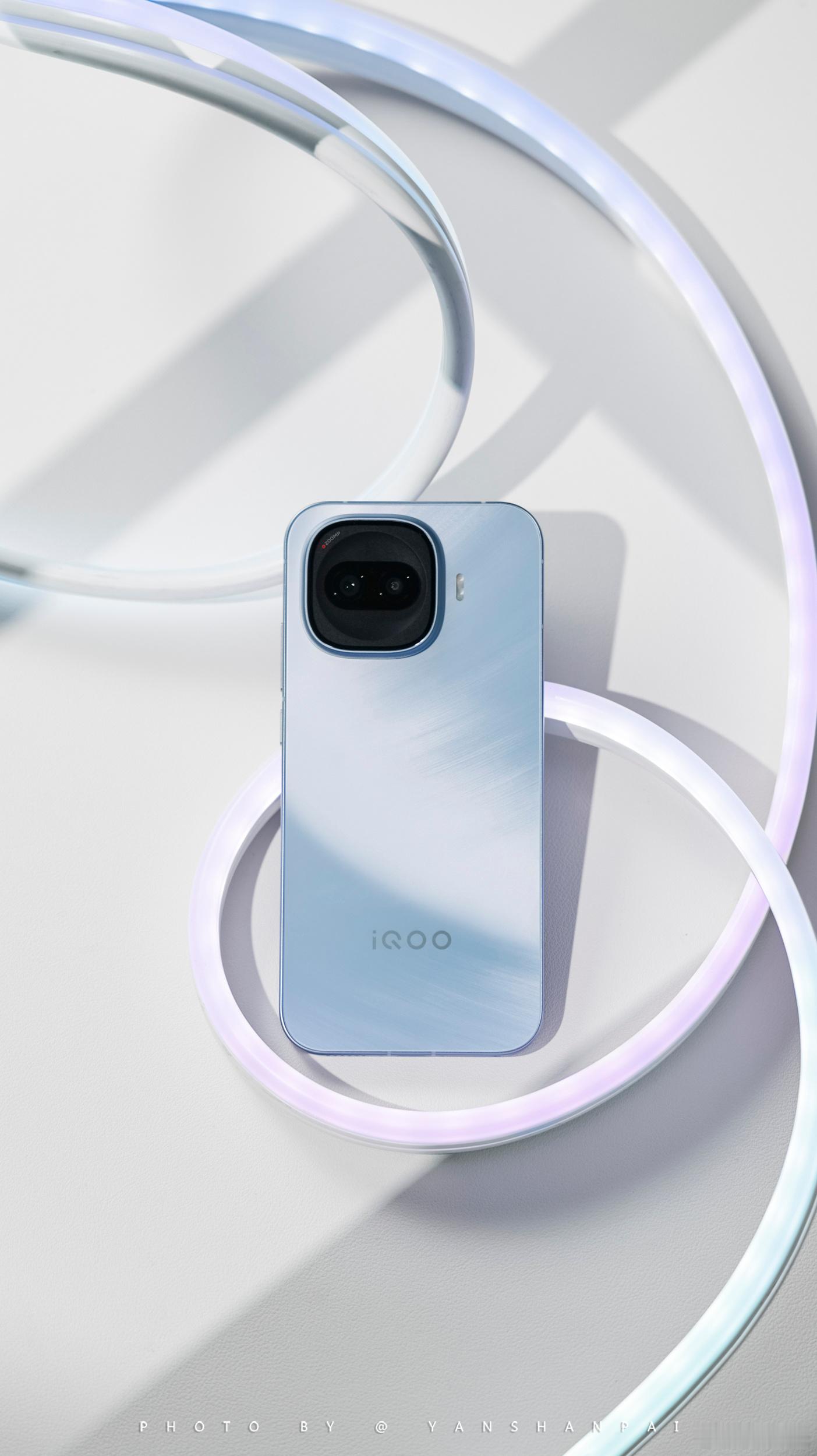 分享一组iQOOZ11Turbo图赏说白，沧浪浮光配色就是蓝色但惊喜的是，后