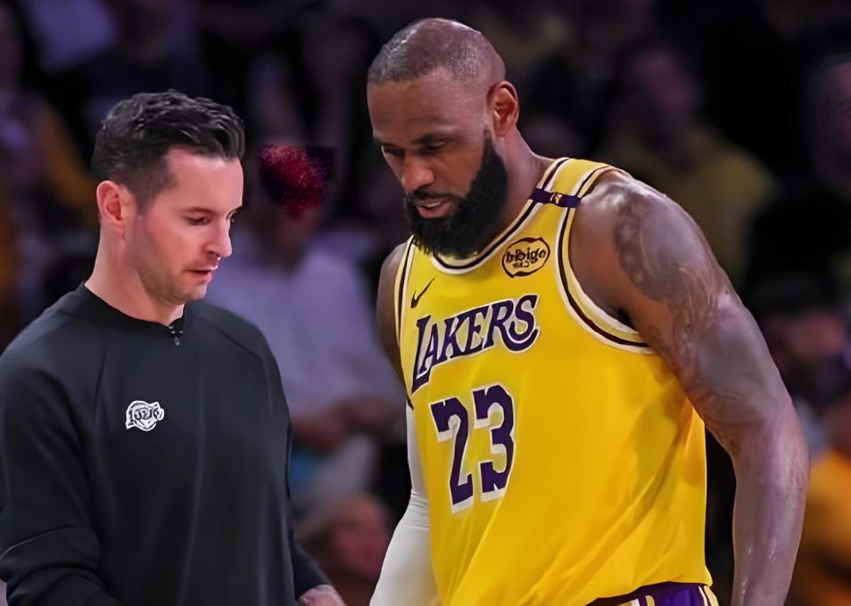 笑死了，雷迪克你就这样对老詹啊，难怪下半场不敢让他休息！今天湖人又输球了。和