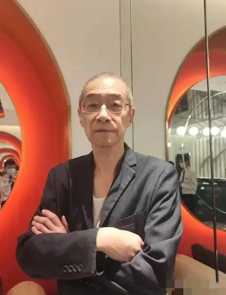 2024年，上海，69岁大爷和96岁老母亲，一直租住在酒店，每月租金10000元