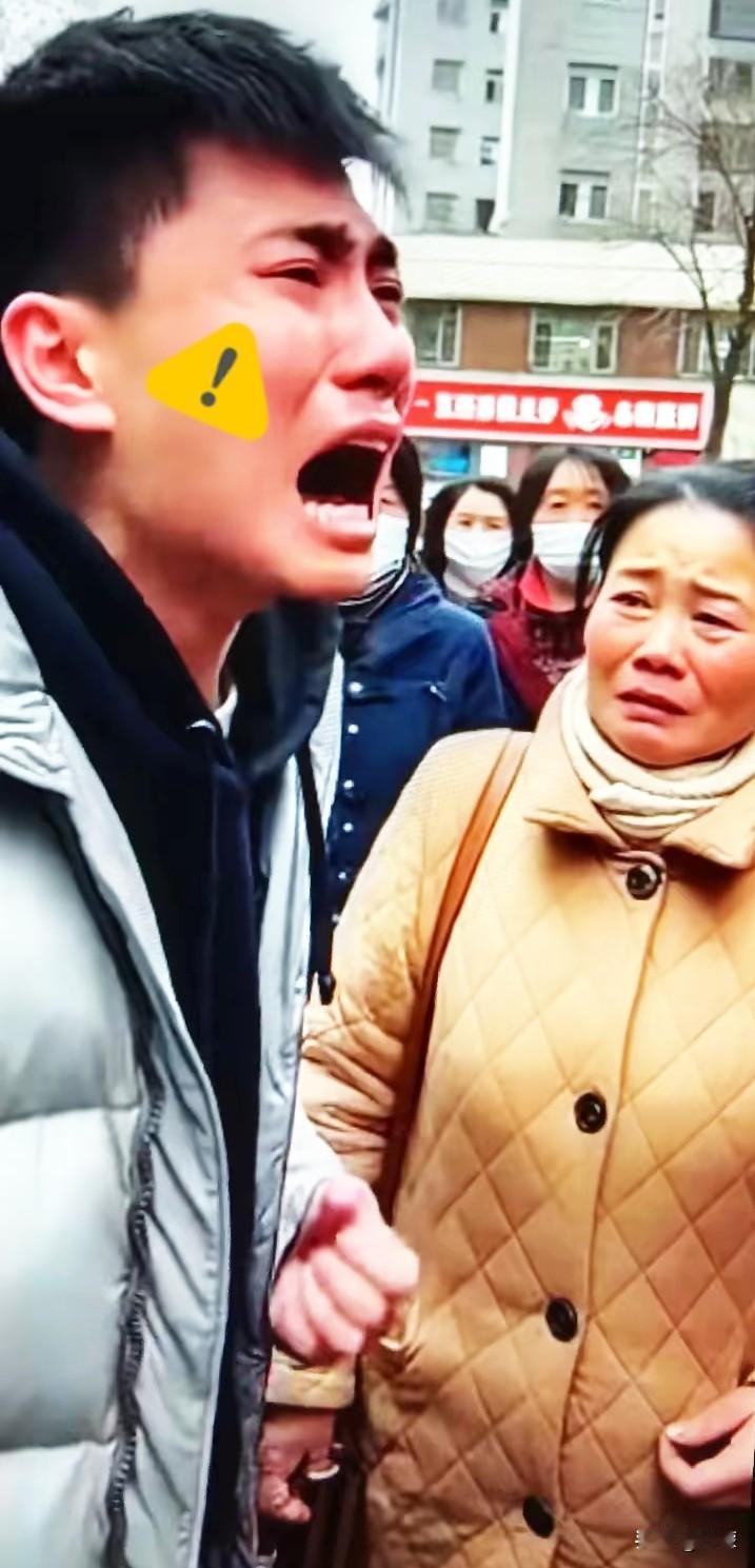 妈妈攥着手里的相亲名片，还想再说什么，被儿子通红的眼眶堵得喉头发紧。儿子抹了把脸