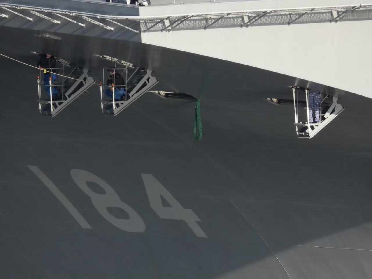 东倭国“加贺”号准航母舰艏瞭望全靠“人肉支架”观察口。别人的航母是360度无死角