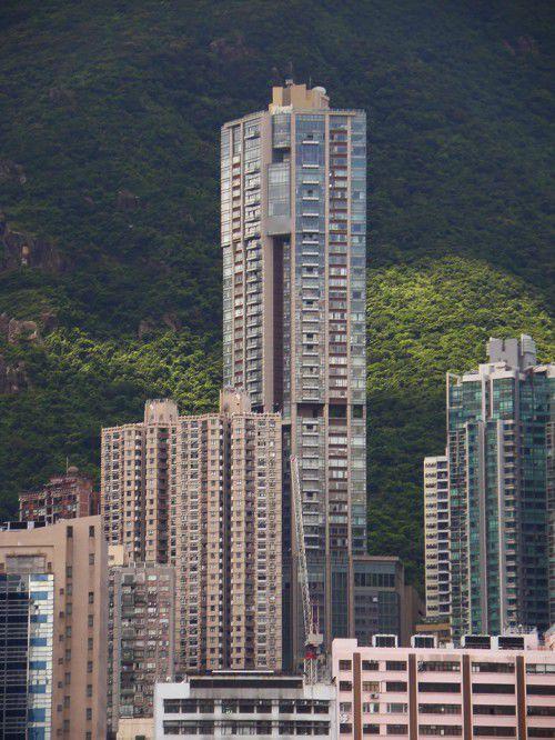 他54岁，在茶餐厅洗碗，却咬牙在香港买了一套房。朋友都劝他疯了——现在大环境