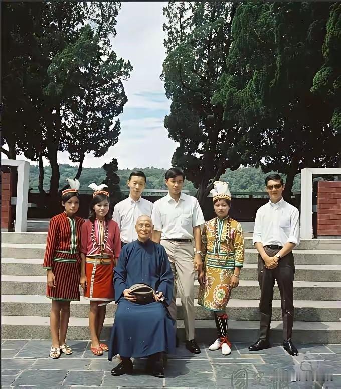 晚年的老蒋把权利交给小蒋之后，放弃了核心权利，生活的重心已经转到游山玩水了，在他