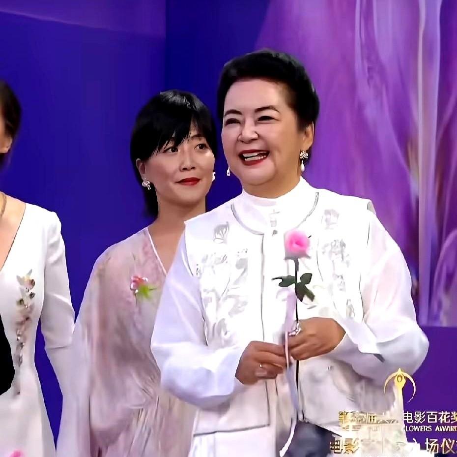 快70岁的昔日武打女星重返舞台，这体力真让人服气。胡慧中1998年结婚后就淡