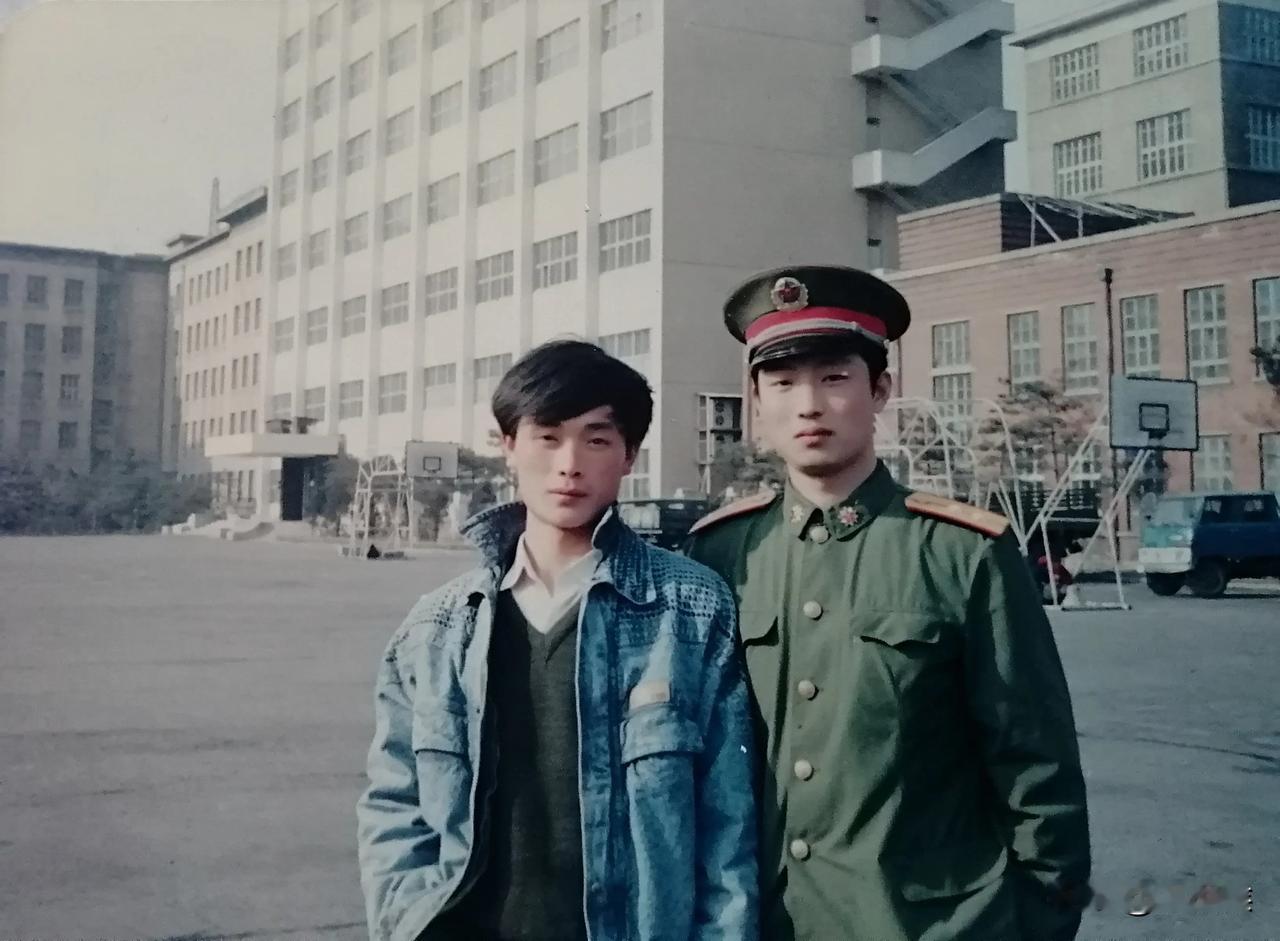 那年，24岁的我终于脱下军装，穿上牛仔外套，但是裤子还是军装。在离开司令部大院时