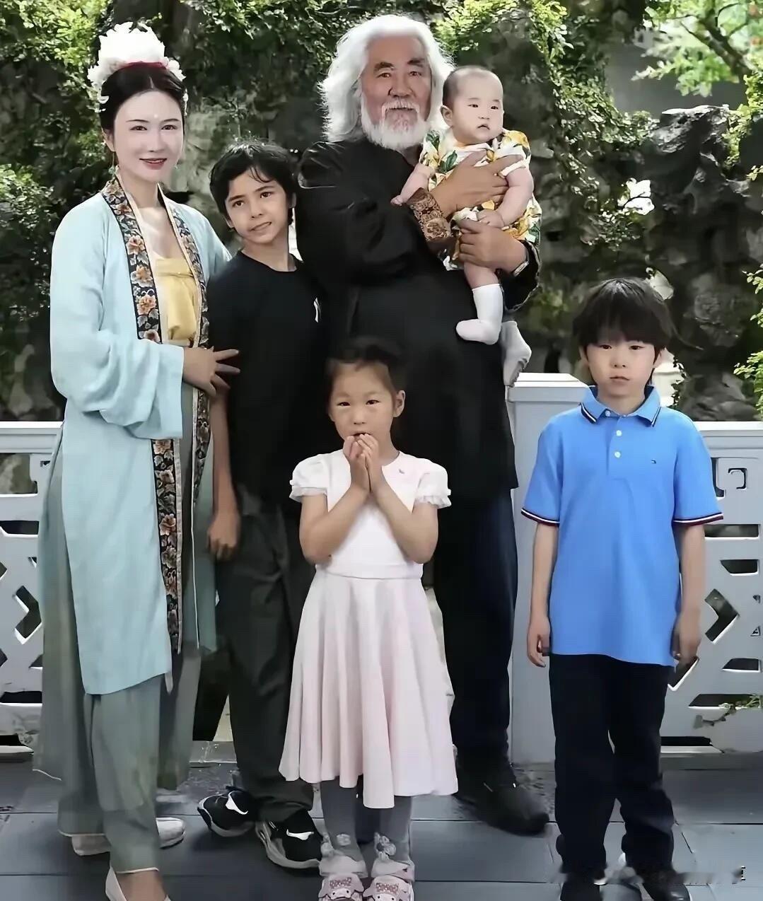 张纪中都70多岁了，状态还挺不错的，可以抱着小孩，没有弯腰没有驼背，精神状态特别