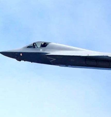 带编号的J-35A高清图出来了，J-35A外形曝光引热议，军迷称“胖头鱼”颜值