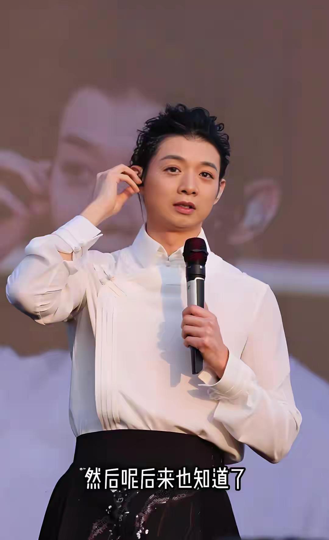 你知道不，著名歌手霍尊已复出！11月16日，35岁的歌手霍尊，出现在南京江豚