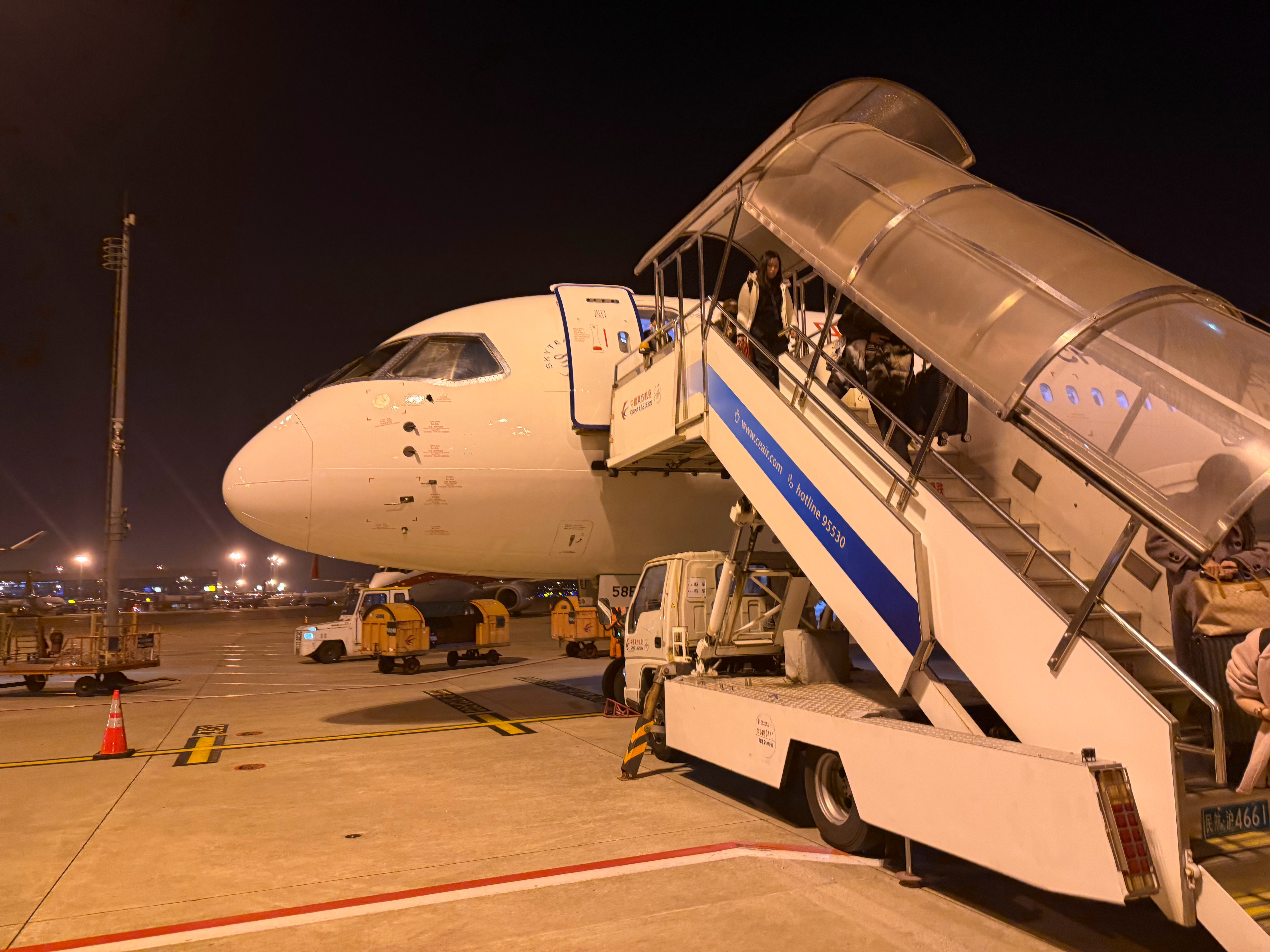 尊贵的C919竟然没有廊桥靠还是在大本营虹桥太没有排面了c919上海·上海虹桥