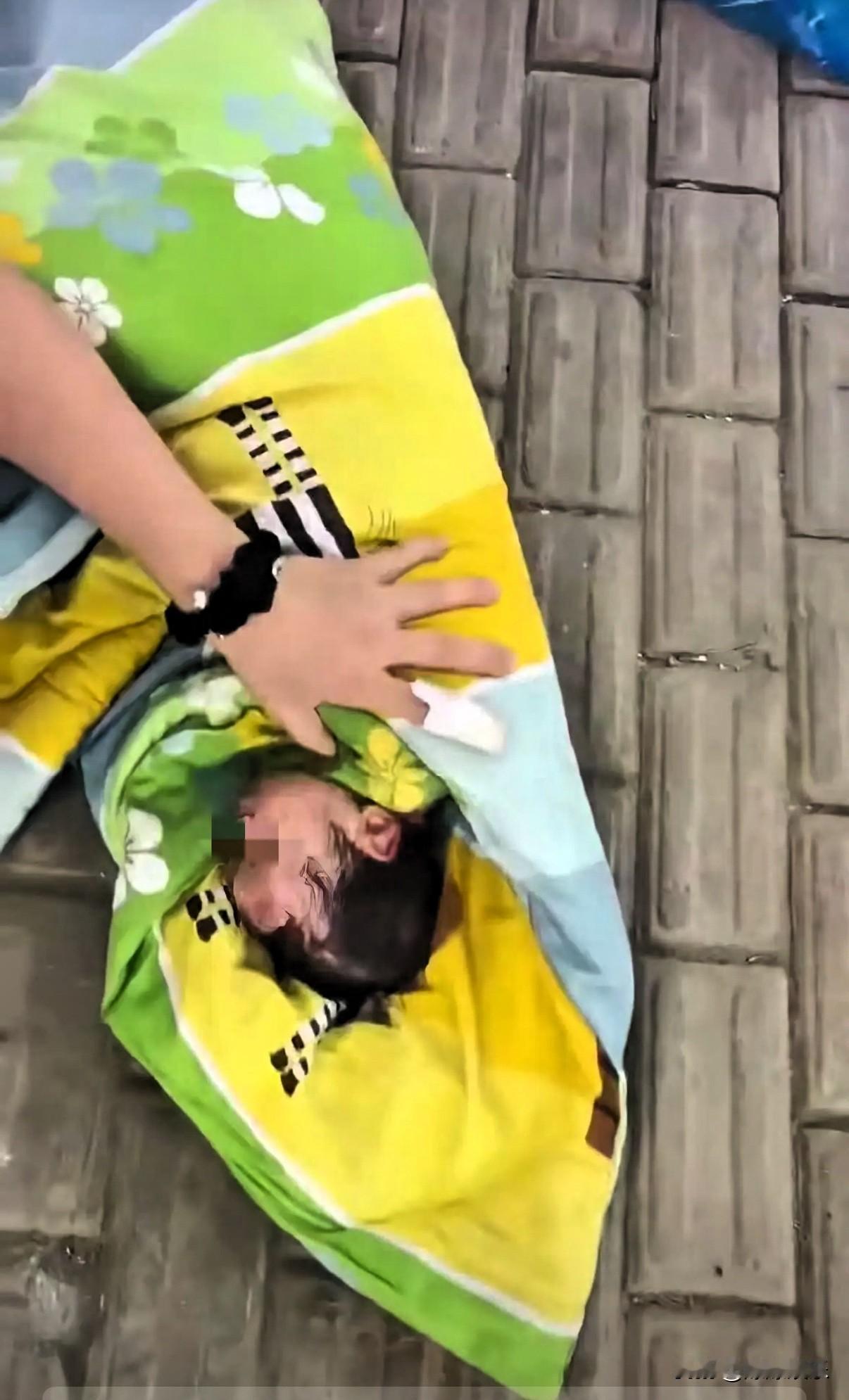 河南镇平发生一件让人心痛又无奈的事，一名刚成年的19岁女孩，在厕所独自生下孩子。