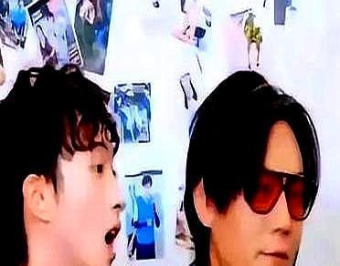 被一万条弹幕刷屏“庾澄庆”，她眉毛都没动一下。儿子跑来抱怨亲爹已读不回。她噗