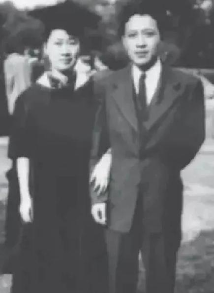 1933年，钱钟书追求燕大校花赵萝蕤，可赵萝蕤根本没有看上他，而是喜欢当时一文不