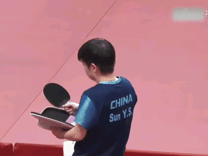 莎莎在自己的师傅面前又变成一个“小话唠”，一直叭叭叭说个不停。co爹则是一脸宠溺