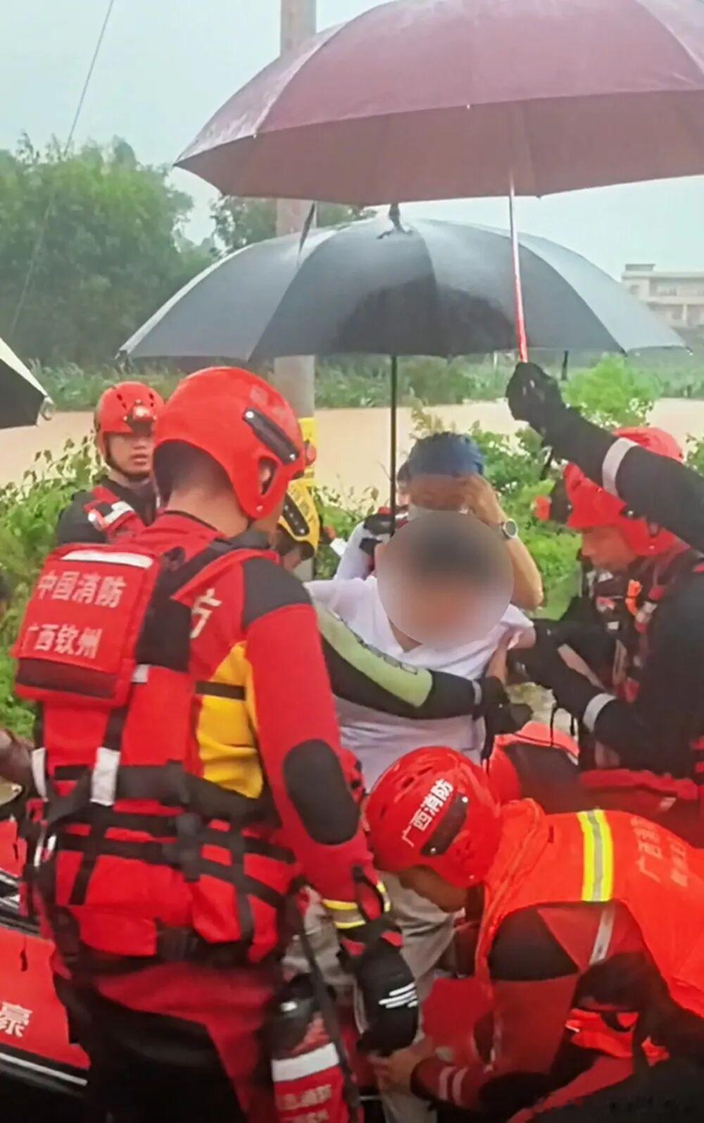 广西暴雨一产妇羊水破裂被困广西暴雨洪水太揪心了！钦州村庄道路全部被积水封堵，待产