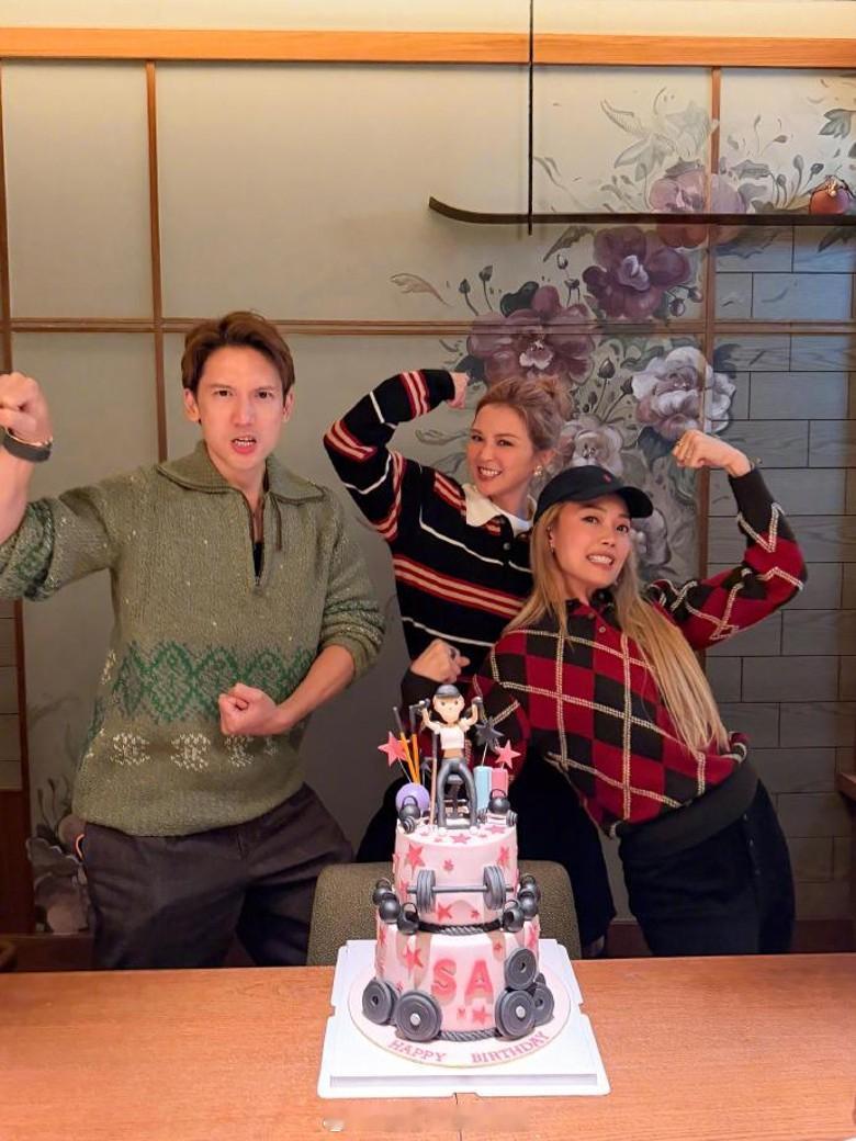 今日是蔡卓妍（阿Sa）的43岁生日，踏正零时零分，一众好友在社交网为她送上祝福，