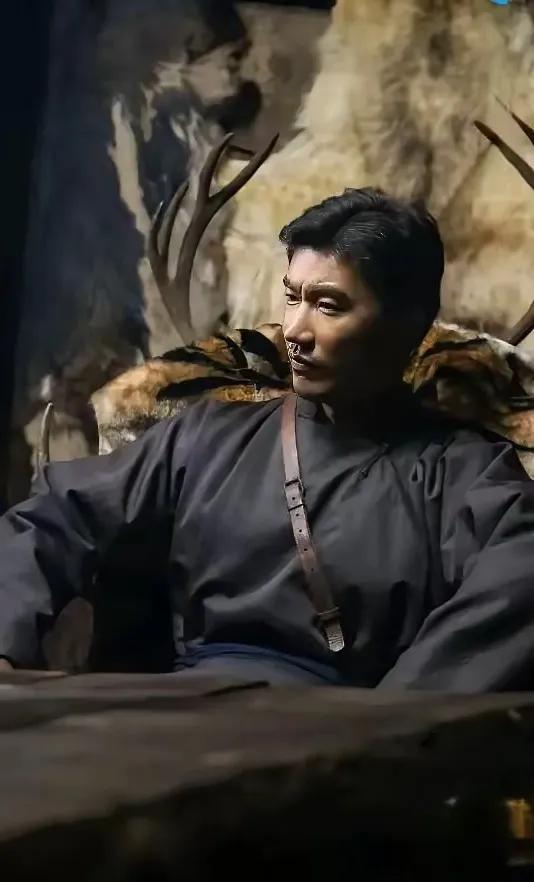 追剧《归队》兰花在小白龙的山寨养伤，小白龙让人每天变着花样给她送吃的，荤菜都吃
