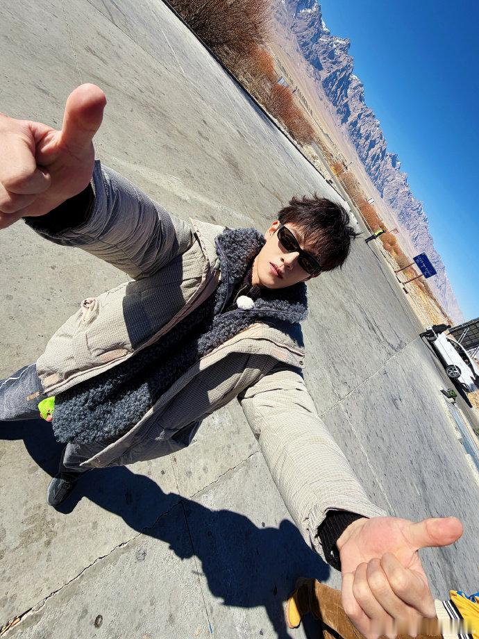 郑恺李昀锐宋雨琦合照好喜欢这张合照！！