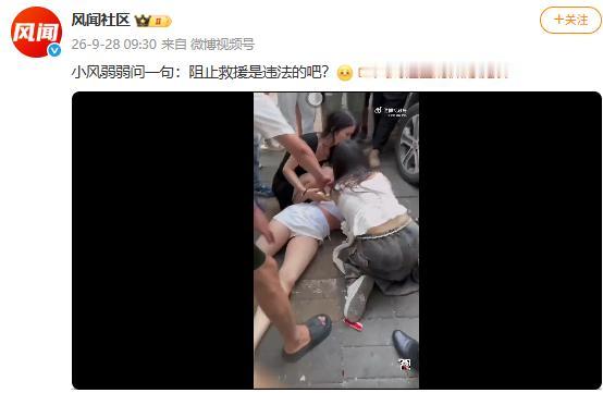 女子倒地不起，闺蜜阻止他人施救？视频里一个年轻女的躺在地上，脸色白得吓人，眼