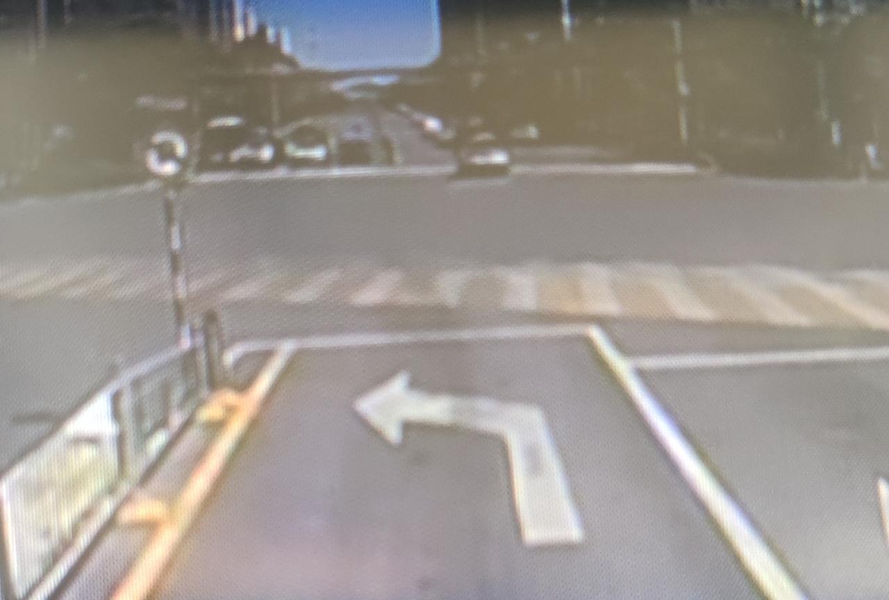 不懂就问，我是新手，这种单向放行的路口，左转不打转向灯算不算违章？我个人认为打