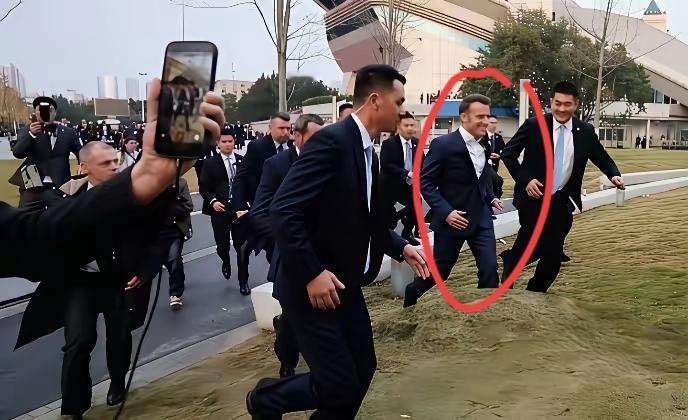 这表情、这动作，马克龙这少年感，真的足足的！在川大的马克龙，确实很出彩，为何？