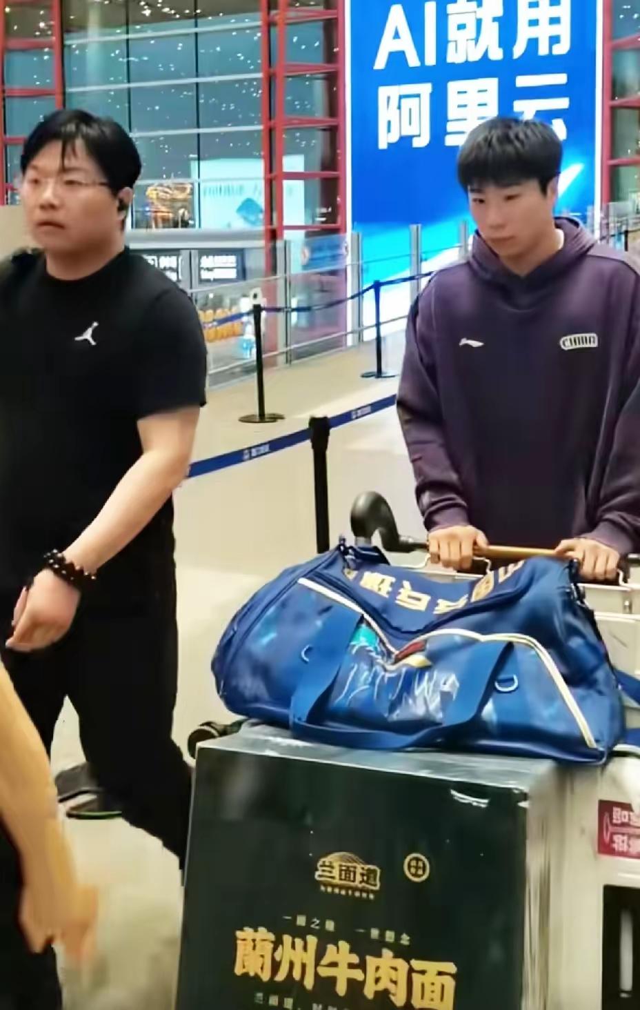 国乒北京出发美国大满贯，携带的食品最亮眼的兰州牛肉面！国乒去国外参赛，最大的问