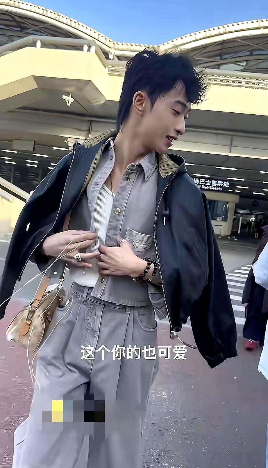 伊能静儿子小哈利，又把评论区穿炸了。蕾丝肚兜、露背针织，随手一拍都能上热