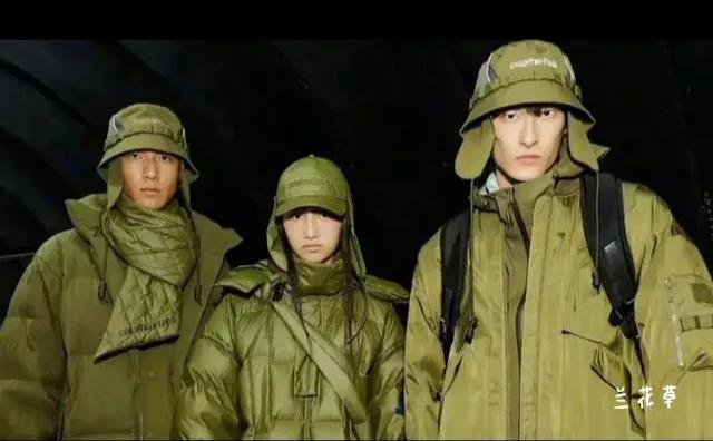 这是“李宁”最近设计的日系系列服装，融进了日本侵华时期日军军服的风格，特别是这款
