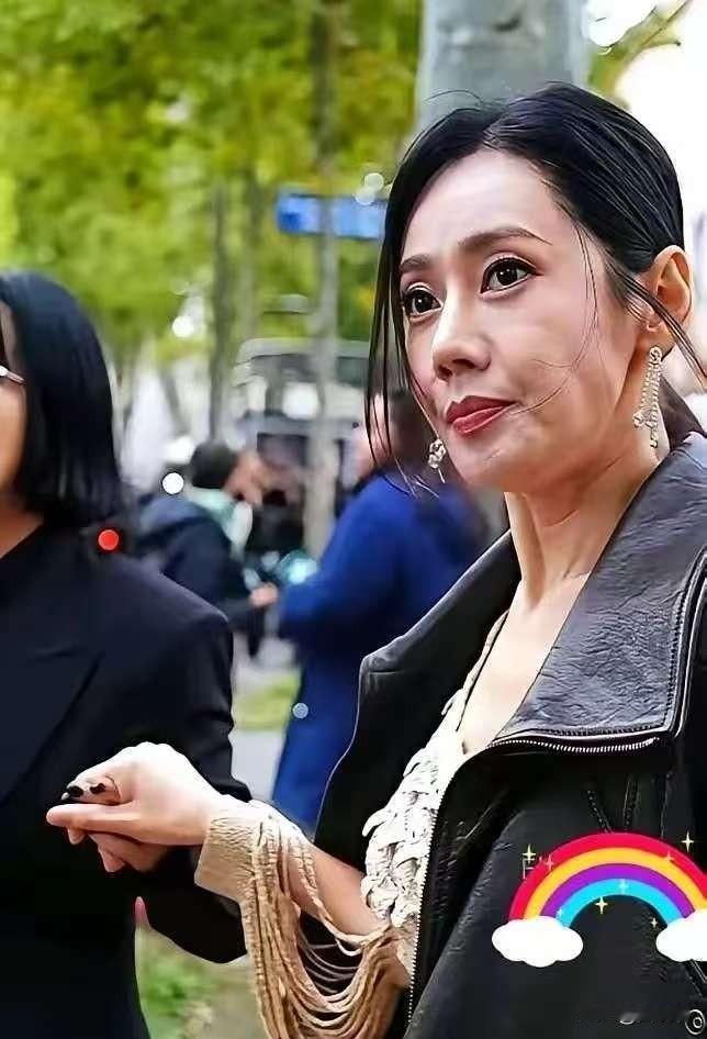 46岁的秋瓷炫，彻底撕下了中年女人的“遮羞布”。飞机延误四小时，她刷爆丈夫的
