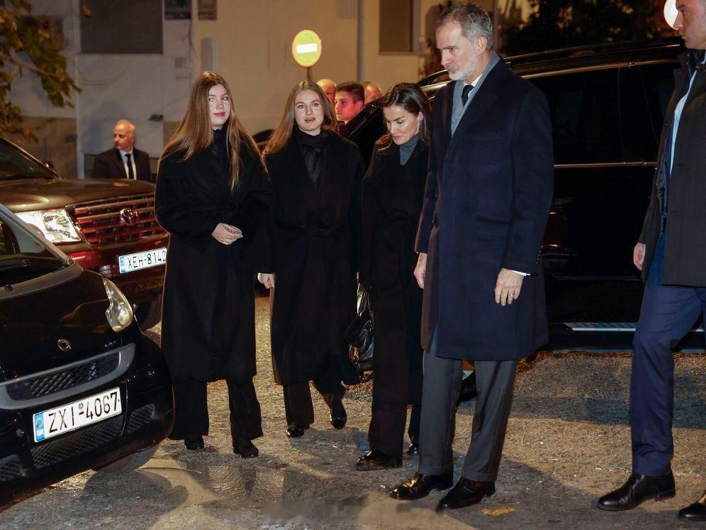 西班牙王室1月18日下午，西班牙王室成员抵达雅典，费莱一家搭小猎鹰去的，索菲亚