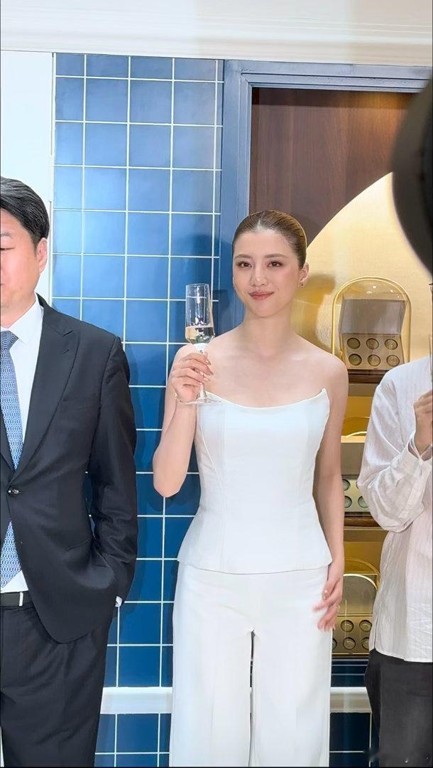 #偶遇卫诗雅和吴千语#能同时偶遇卫诗雅和吴千语真的是难得的运气，没有刻意摆拍，举止自然大方，港女独有