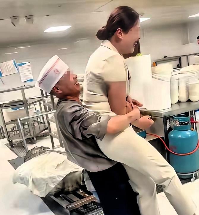 4月25日，河北邯郸一家小饭庄火了——不是因为菜香，而是因为后厨上演了一出“男女