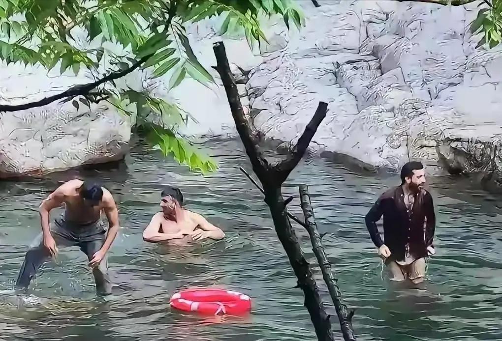 有人把旅行当成免罚卡，以为出了家门就能不守规矩。我更担心的是，大家看惯了，也就默