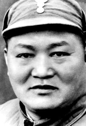 1941年寒冬，新四军痛歼日寇百余人。数日后，日军派使者前来讨要尸首，罗炳辉将军