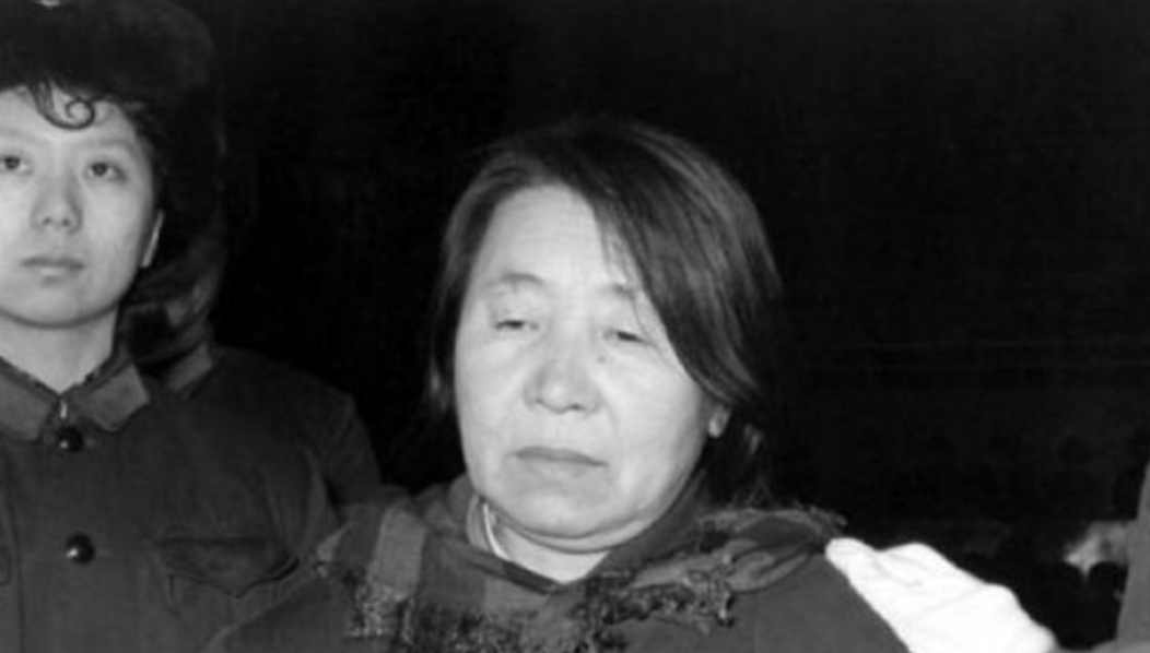 1980年，哈尔滨，王守信在验明正身后，走向了刑场，这是她临刑前留下的一张照片，