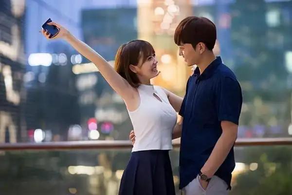 告诉女人一个扎心的真相。愿意提供情绪价值的男人，多是为了低成本持有你。多数有