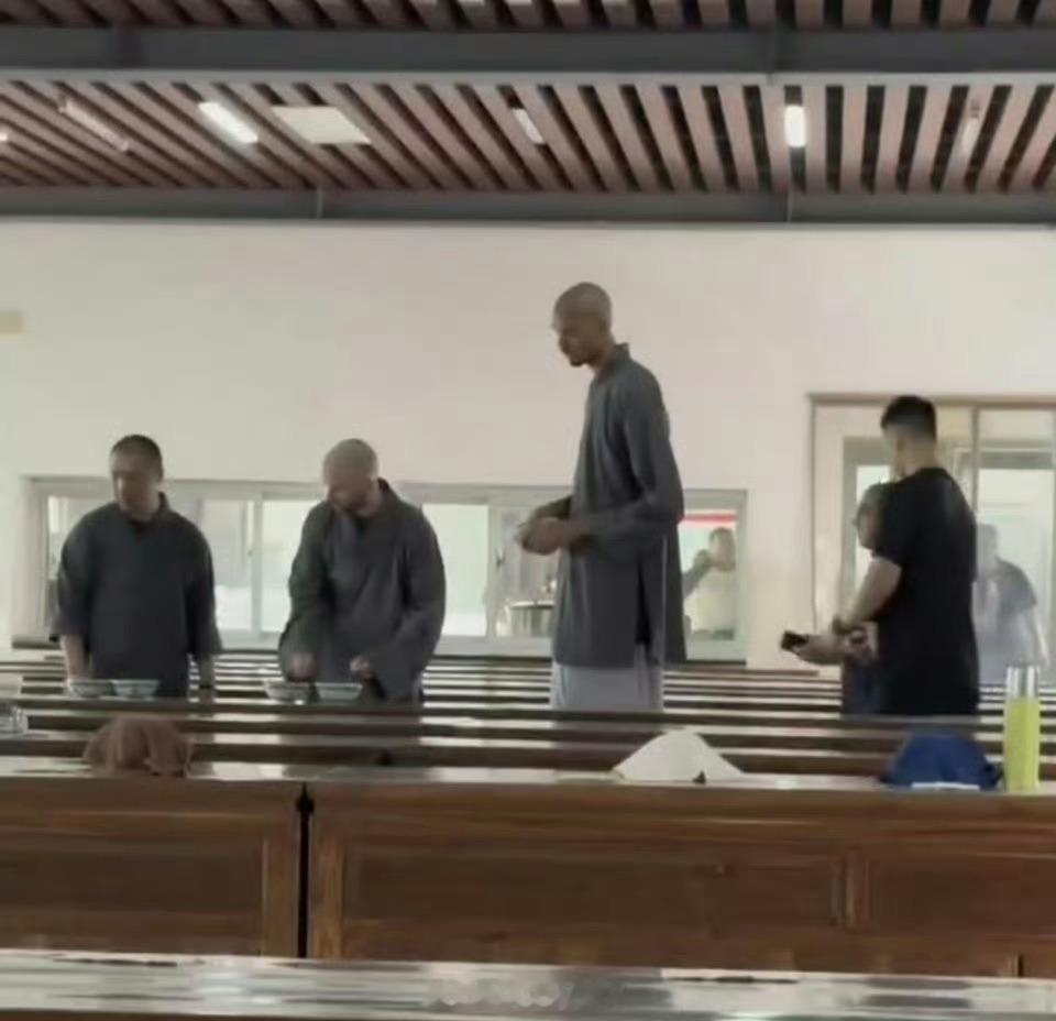 文班亚马去少林寺把头剃了嚯，文班亚马这形象，真不是胖头陀吗？不知道是不是甲亢哥带