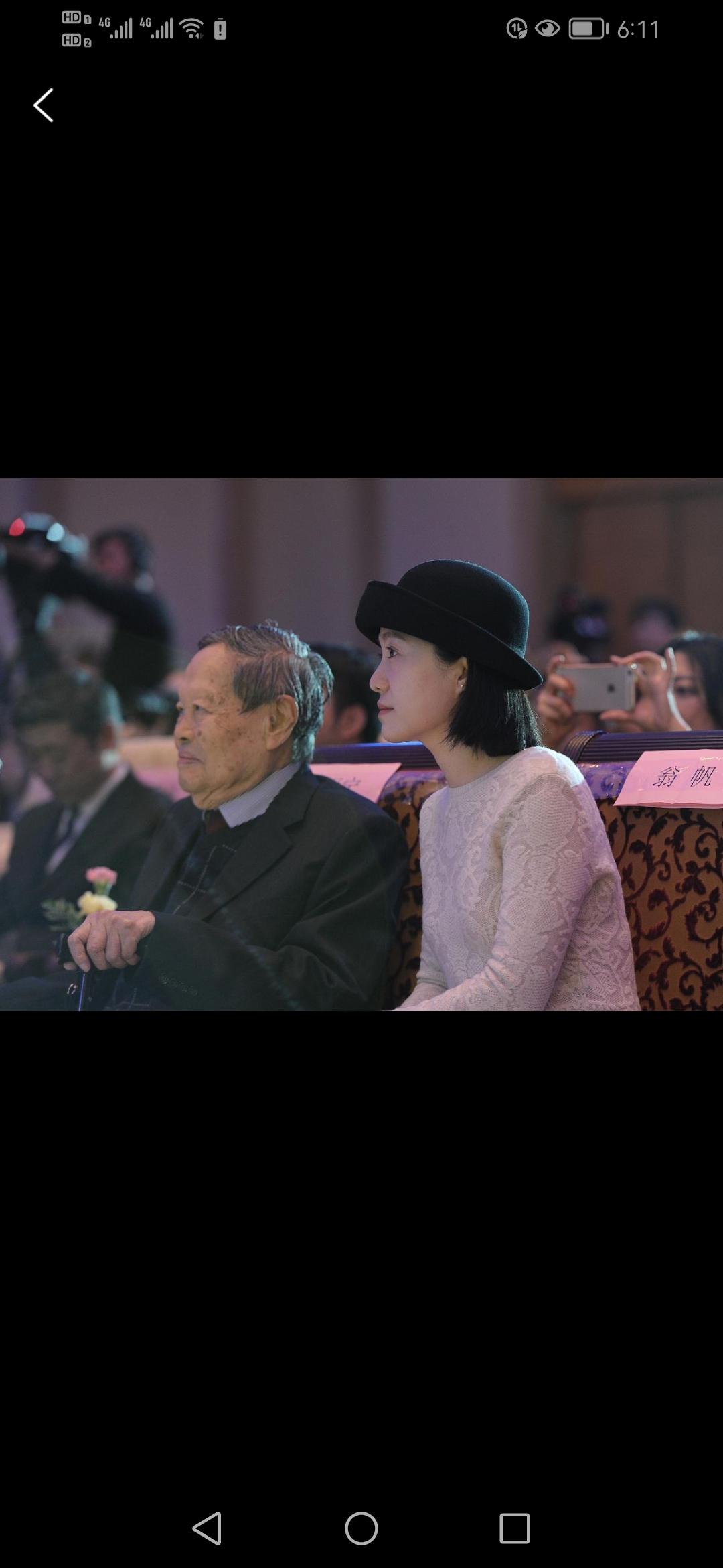 103岁的杨振宁离世后，他的夫人翁帆发表文章，称赞杨振宁交出了一份满意的答卷，这