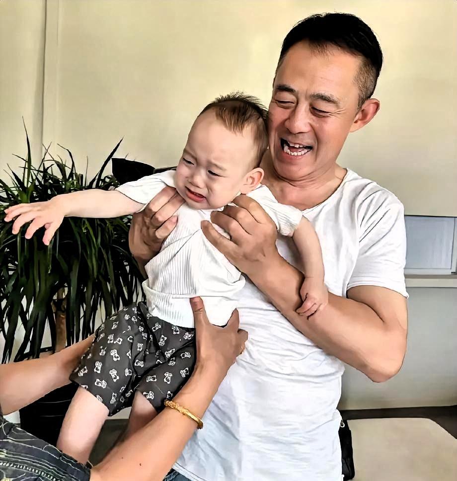 侯勇58岁老来得子，抱着儿子上红毯，笑得合不拢嘴。我看了，却笑不出来。第一任