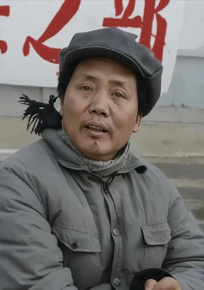 下图是毛泽东刚刚从延安撤出不久后所拍，照片拍摄时间是1947年，当时，毛泽东年5