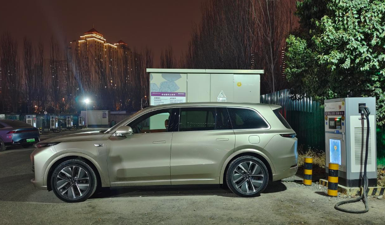 标准的奶爸车当初想替换家里的昂科雷，就想买个一家四口出门出游的车，习惯了六缸车