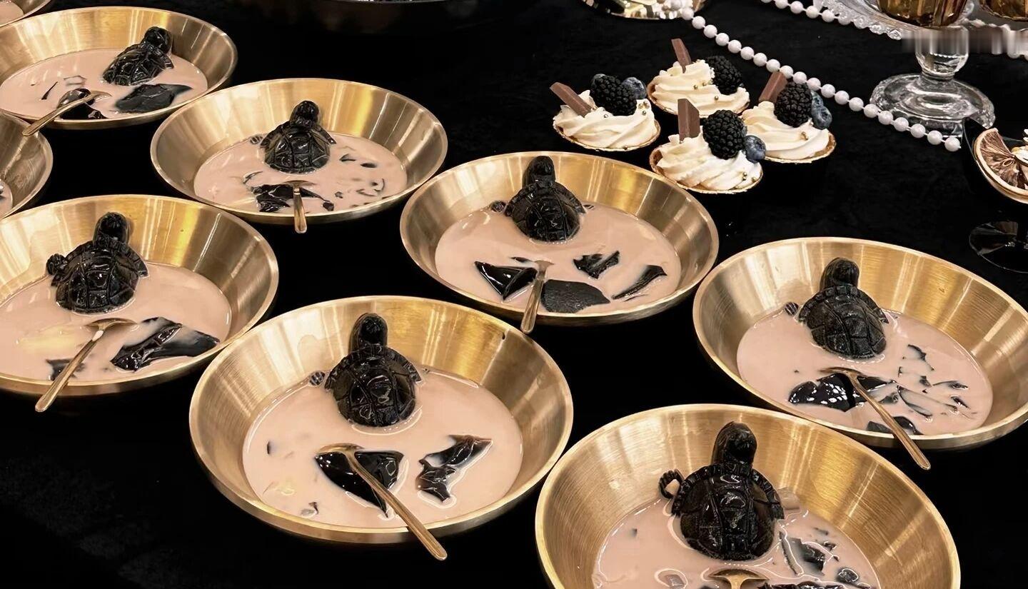 广东还是太超前了，没想到龟苓膏里真的有龟啊。。。为什么广东人喜欢吃龟苓膏，可能很