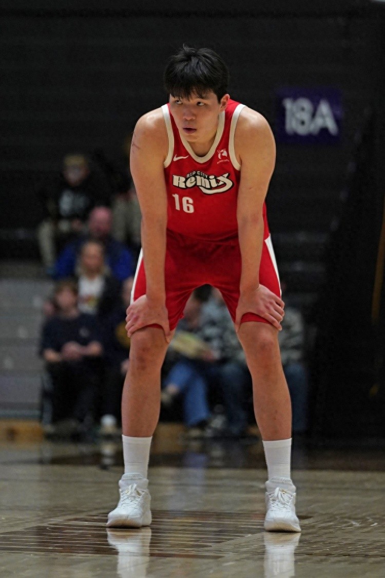 其实小杨正赛打不出来的原因就一点，不用分析太多在正赛没有球权和战术安排，要求