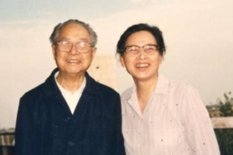 1956年，开国中将迎娶小姨子，岳父得知后直言：两女一婿，甚好甚好成钧是湖北石