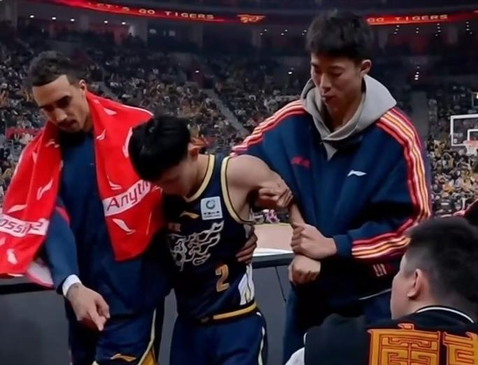 不幸中的万幸！大家可以放心了，徐杰的伤势不严重，就是普通崴脚而已。北京时间2