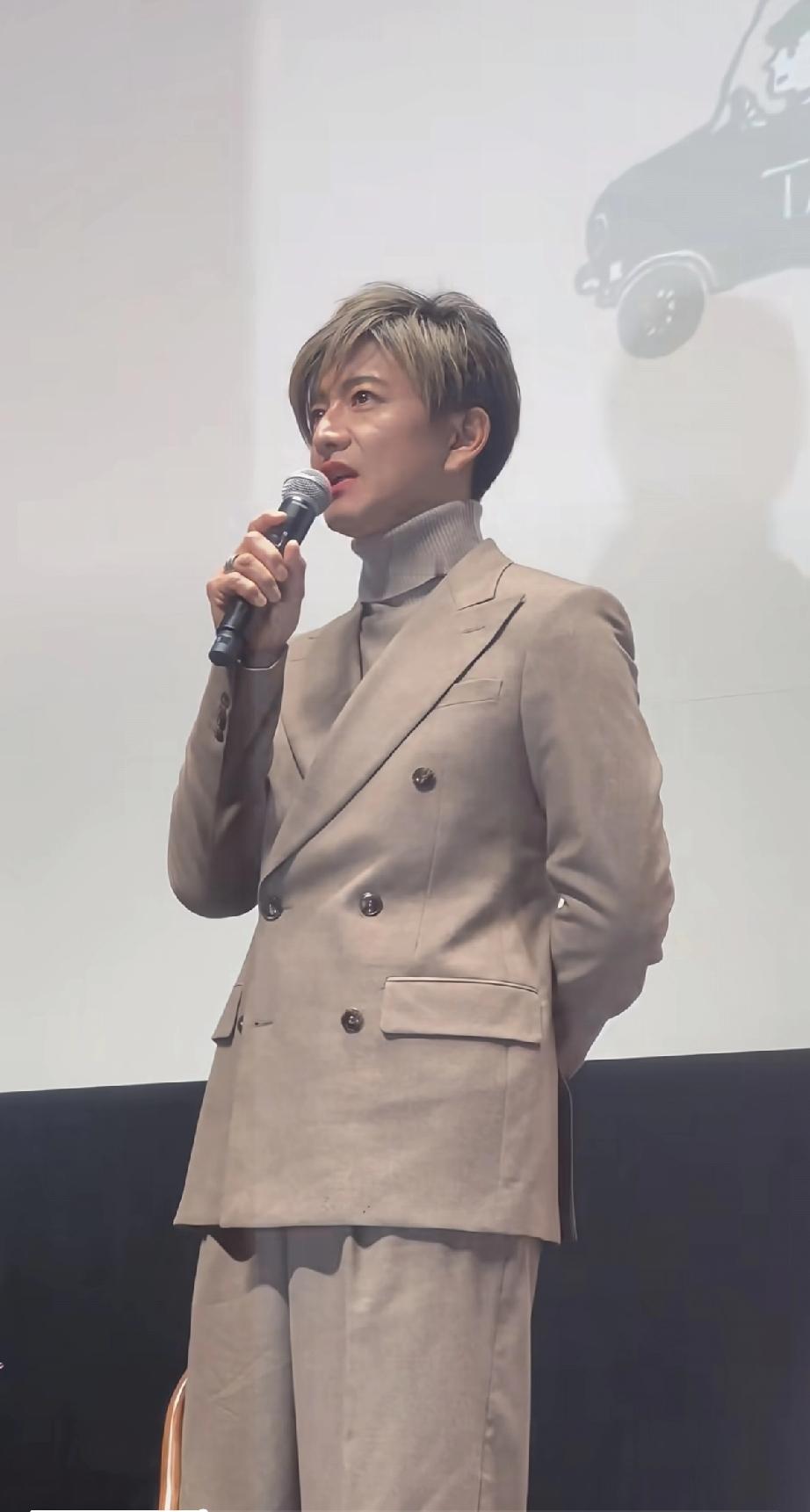 木村拓哉现身东京国际电影节，53岁了为了提亮肤色擦了粉底和口红，效果让人无语。