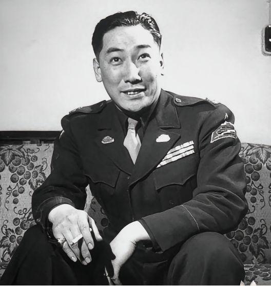 1997年，蒋纬国病逝。100岁的宋美龄接到消息立刻登机赶回台湾，到医院马上查账