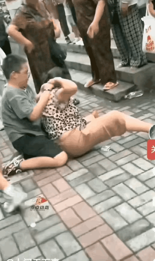大家一定以为这是儿子，错了，这是孙子，孙子和奶奶要钱，奶奶没给，于是把奶奶摁在了