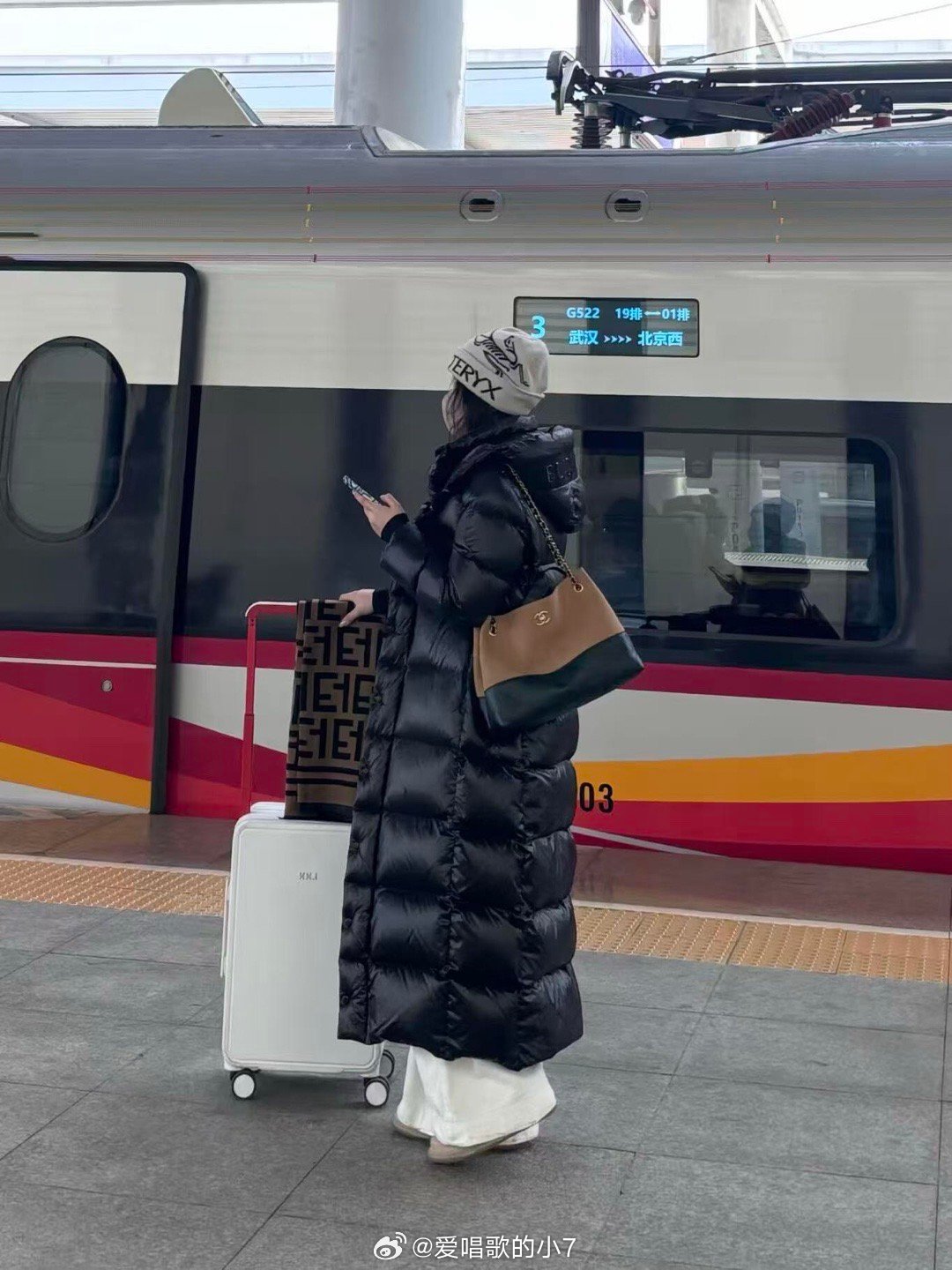 高铁上看到的！vocal！这羽绒服建议申遗！不是我说这种羽绒服版型，为什么我都没