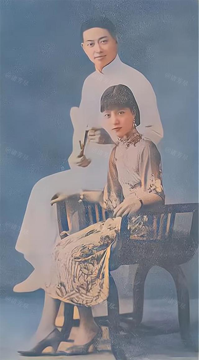 这张拍摄于1926年的老相片，定格了32岁的梅兰芳与年仅18岁的孟小冬同框的瞬间