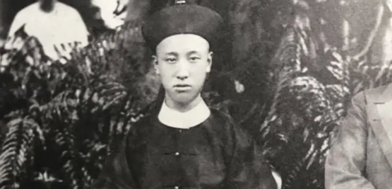 载沣和溥仪，不能说长得一模一样，简直是毫不相干…载沣虽然相貌不是特别帅，但是